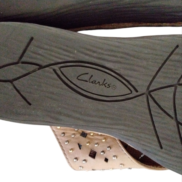 Clarks Artisian Amaya Studded Cut-out Thong Leather Sandals Size 9 - Picture 9 of 10